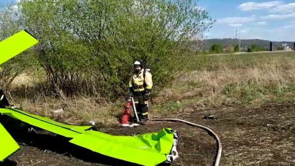 Спасатели на месте крушения легкомоторного самолета в Татарстане 