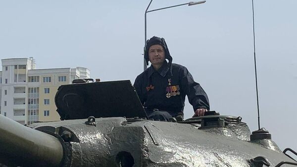 Герой России Дамир Юсупов проехал на танке ИС-3 на марше пеших и механизированных колонн в День Победы в Верхней Пышме под Екатеринбургом