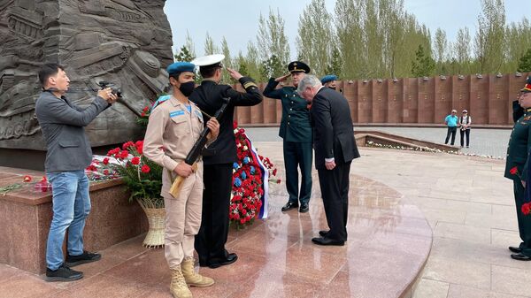 Посол России возложил в Нур-Султане цветы к памятнику генералу Панфилову