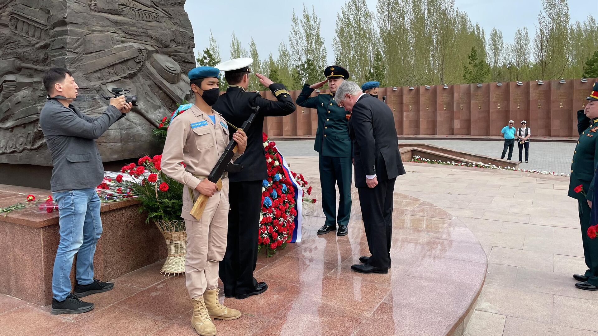 Посол России возложил в Нур-Султане цветы к памятнику генералу Панфилову - РИА Новости, 1920, 09.05.2021