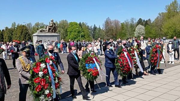 Возложение цветов к мемориалу в Варшаве 
