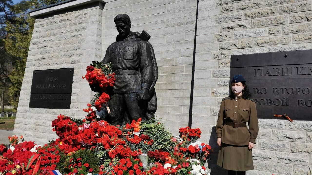 В почетном карауле один человек у Бронзового солдата в Таллине 
 - РИА Новости, 1920, 16.01.2024