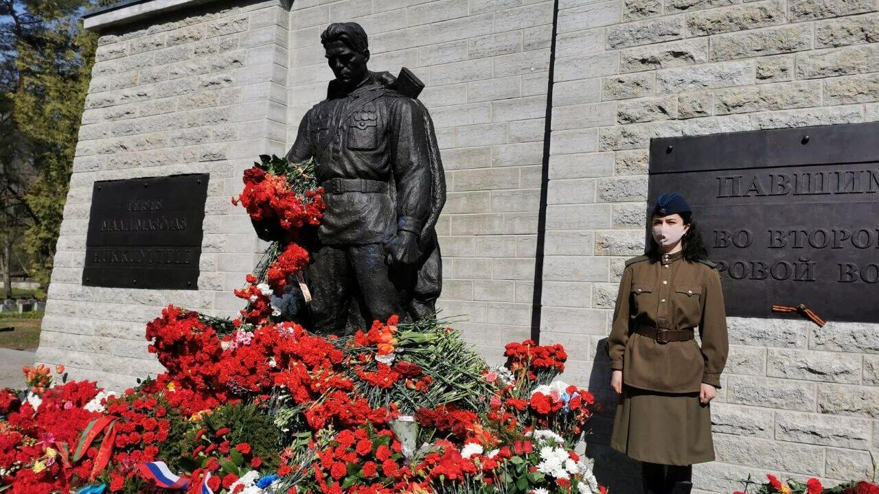 В почетном карауле один человек у Бронзового солдата в Таллине - РИА Новости, 1920, 17.01.2024