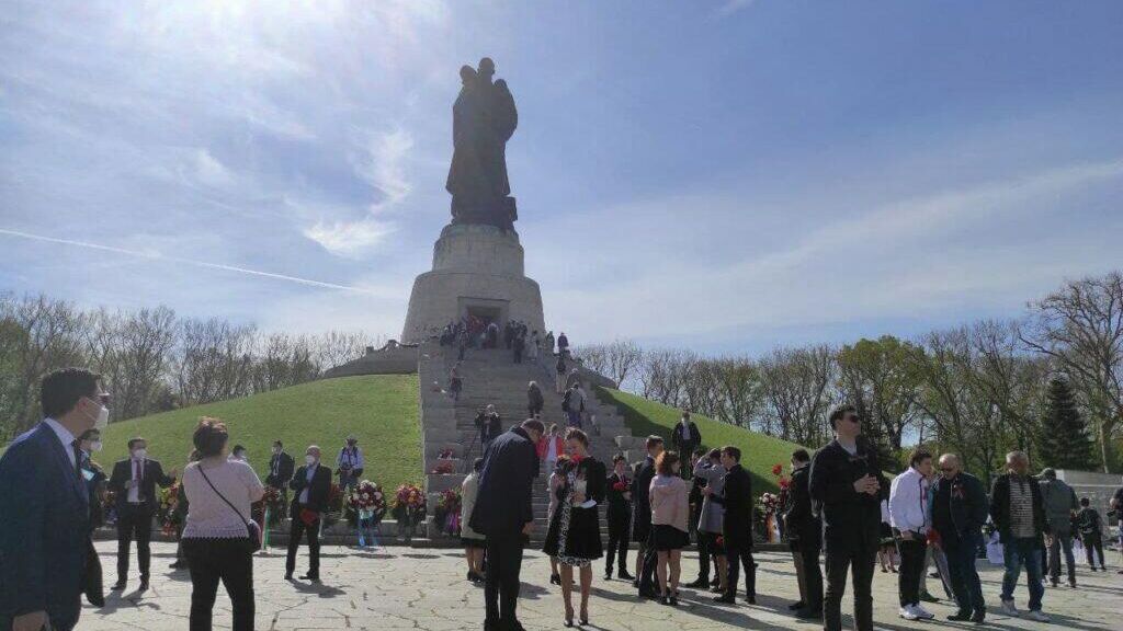 Памятная церемония возложения венков на советском воинском мемориале в Трептов-парке - РИА Новости, 1920, 09.05.2021