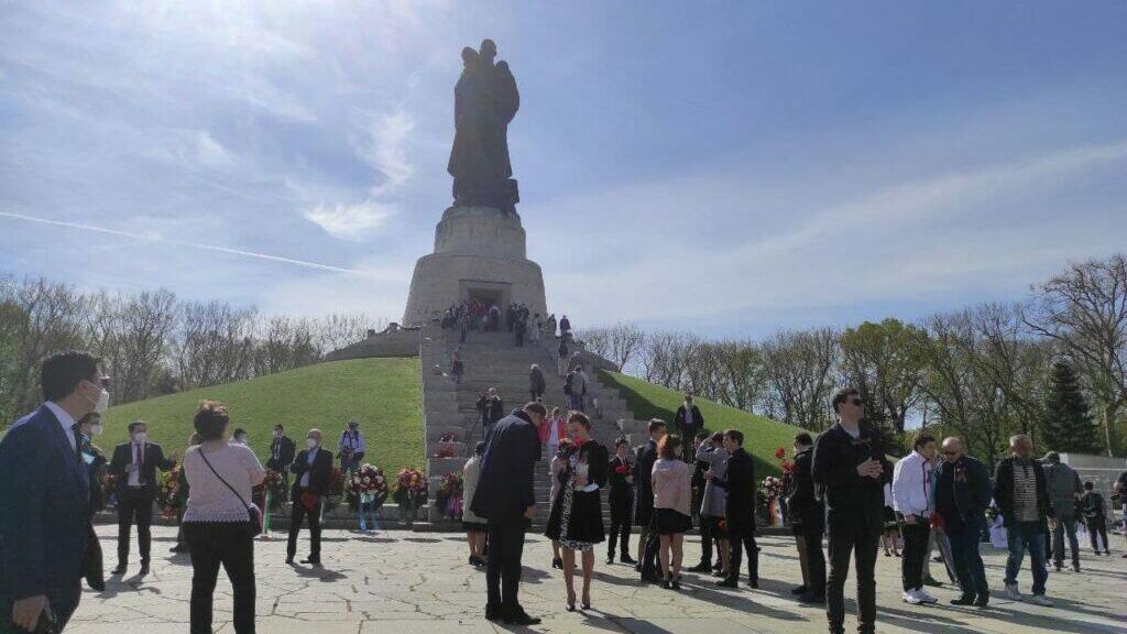 Памятная церемония возложения венков на советском воинском мемориале в Трептов-парке - РИА Новости, 1920, 09.05.2021