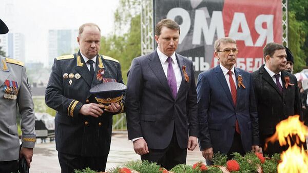Глава города Алексей Копайгородский во время возложения цветов к Вечному Огню в Сочи