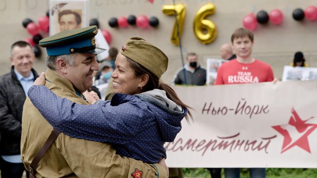 Участники акции Бессмертный полк танцуют в честь 76-й годовщины Победы в Великой Отечественной войне в Нью-Йорке