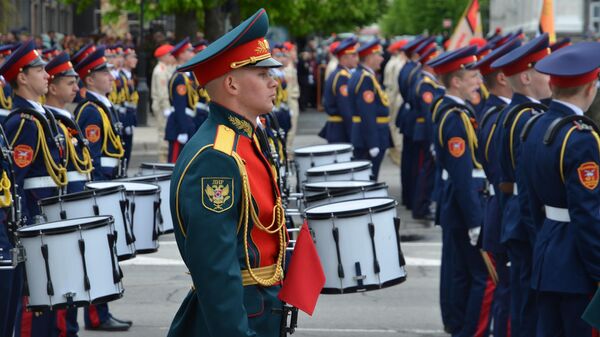 Парад в честь 76-й годовщины Победы в Великой Отечественной войне в Луганске