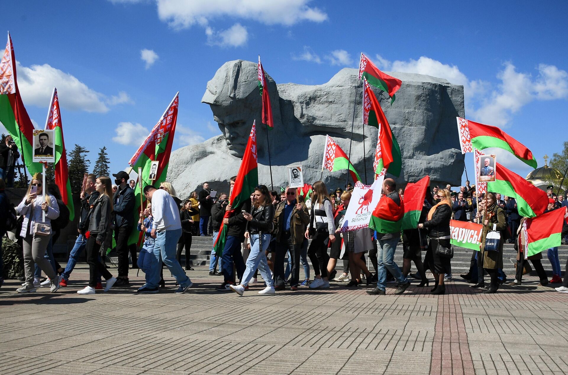 Участники акции Беларусь помнит на митинге, посвященном 76-й годовщине Победы в Великой Отечественной войне, на территории мемориального комплекса Брестская крепость – герой - РИА Новости, 1920, 28.04.2022