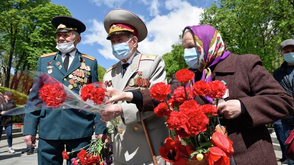 Ветераны во время празднования 76-й годовщины Победы в Великой Отечественной войне у памятника Вечной Славы в Киеве