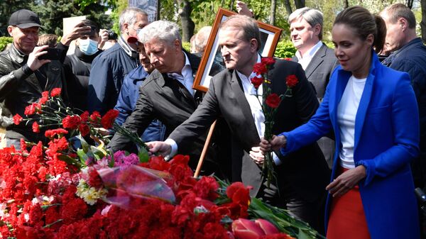 Депутаты партии Оппозиционная платформа - За жизнь возлагают цветы к Вечному огню на могиле Неизвестного солдата в Киеве