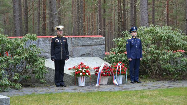 Торжественная церемония возложения цветов к монументу павшим советским воинам в Ханко, Финляндия