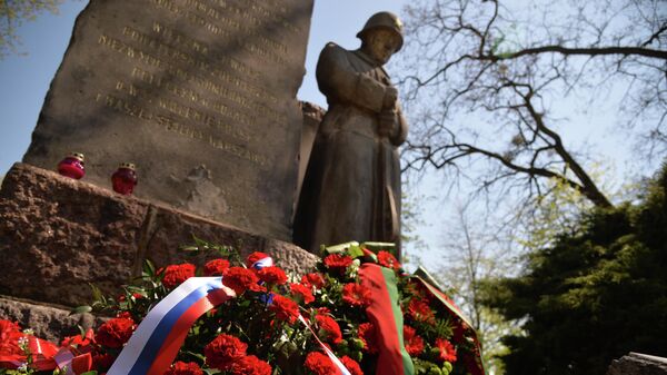 Венки и цветы у мемориала советским воинам, павшим в боях за освобождение Польши, на Брудновском кладбище в Варшаве