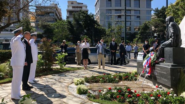 Возложение цветов к памятнику советским воинам, павшим за свободу и независимость Греции, на проспекте Сингру в Афинах