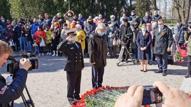 Российские дипломаты во главе с послом Александром Петровым 9 мая возложили венки и цветы к подножию памятника Воину-Освободителю в Таллине