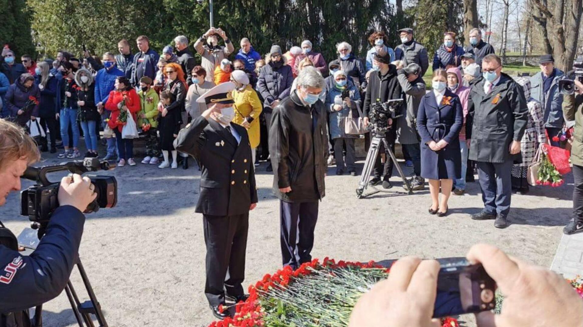 Российские дипломаты во главе с послом Александром Петровым 9 мая возложили венки и цветы к подножию памятника Воину-Освободителю в Таллине - РИА Новости, 1920, 09.05.2021