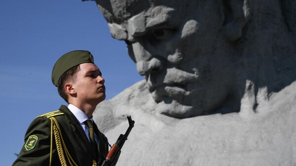 Участник акции Беларусь помнит на митинге, посвященном 76-й годовщине Победы в Великой Отечественной войне, на территории мемориального комплекса Брестская крепость – герой