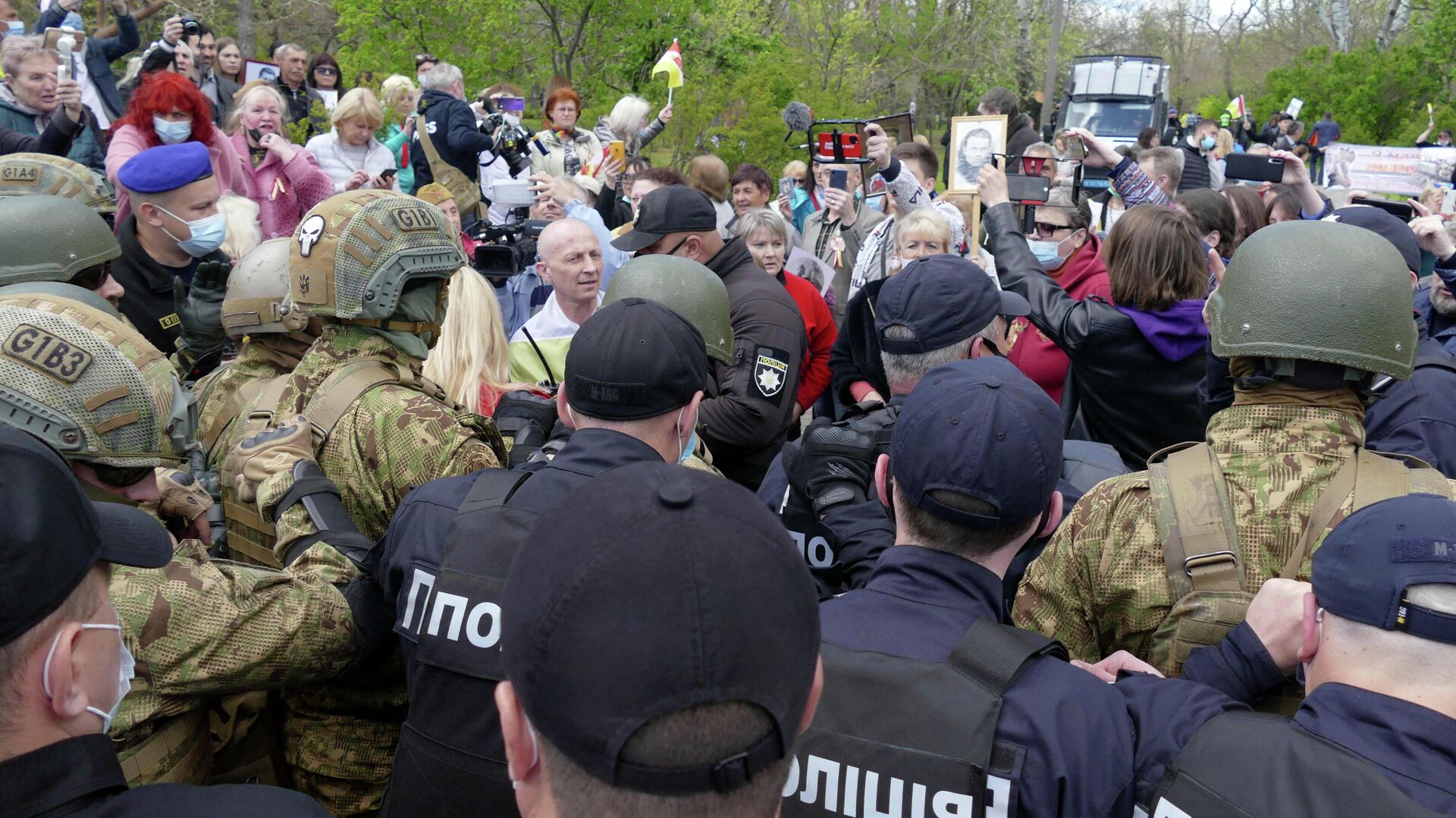 Сотрудники полиции и участники акции Бессмертный полк на аллее Славы в Одессе. 9 мая 2021 - РИА Новости, 1920, 09.05.2021