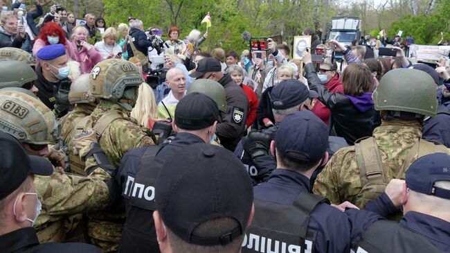 Сотрудники полиции и участники акции Бессмертный полк на аллее Славы в Одессе. 9 мая 2021