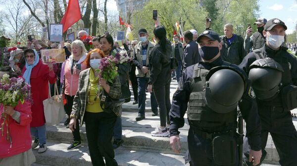 Сотрудники полиции и участники акции Бессмертный полк на аллее Славы в Одессе