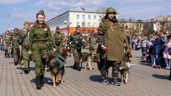 Полк собак прошагал торжественным маршем в День Победы в кузбасском Междуреченске