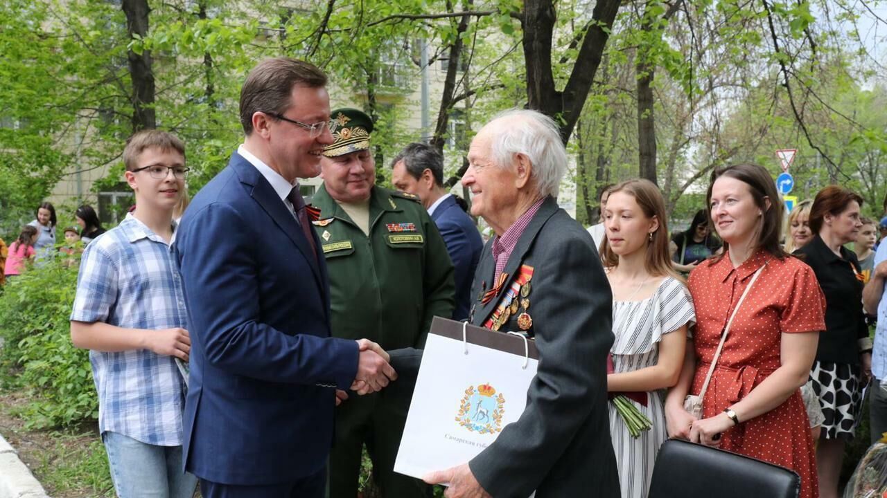 Губернатор Дмитрий Азаров и командующий 2-й Гвардейской Краснознаменной армией, генерал-лейтенант Андрей Колотовкин поздравляют ветерана Великой Отечественной войны Николая Тарасова с Днем победы - РИА Новости, 1920, 09.05.2021