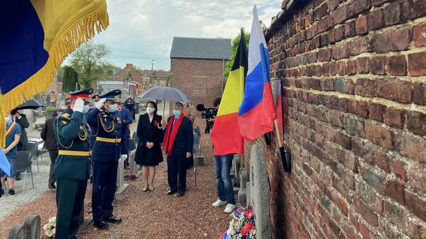 Возложение цветов к мемориалу советским воинам в бельгийском Ребеке