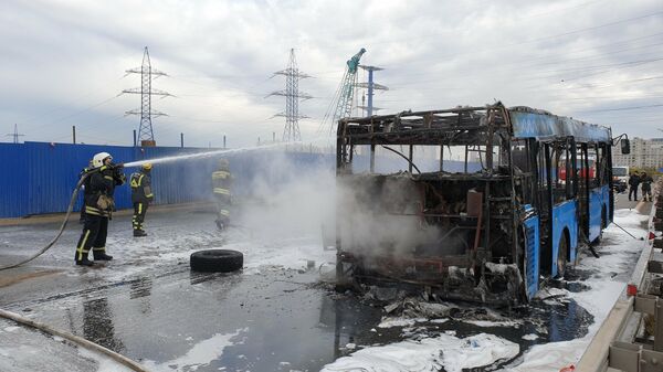 Устранение последствий возгорания автобуса на пересечении Алтуфьевского шоссе и МКАД
