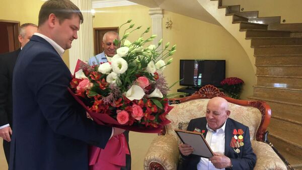 Сотрудники Русского дома в Ереване поздравляют ветерана Великой Отечественной войны Андраника Геворгяна