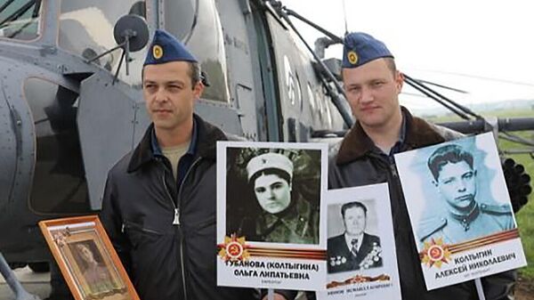 Летчики ЮВО с портретами ветеранов Великой Отечественной войны из шествия Бессмертного полка