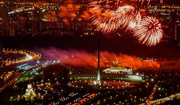 Праздничный салют в честь Дня Победы в Москв