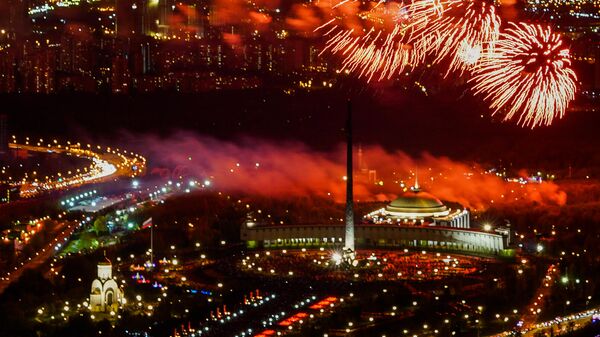 Праздничный салют в честь Дня Победы в Москв