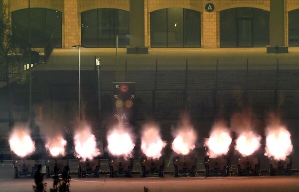 Орудия салютного дивизиона во время праздничного салюта в честь Дня Победы в Москве