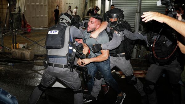 Сотрудники правоохранительных органов Израиля во время столкновений с протестующими в Иерусалиме