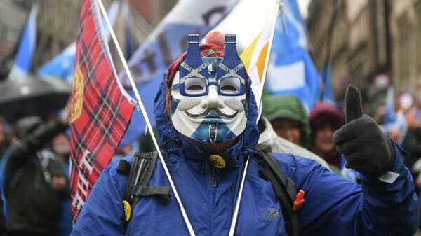 Сторонник независимости Шотландии во время демонстрации в Глазго