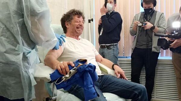Немецкий депутат делает прививку от коронавируса в Москве