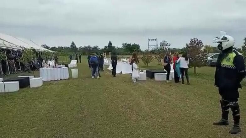 Аргентинский чиновник Луис Корреа де Альдерете устроил вечеринка в честь 15 летия свой дочери Аргентинский чиновник Луис Корреа де Альдерете устроил вечеринка в честь 15 летия свой дочери - РИА Новости, 1920, 10.05.2021