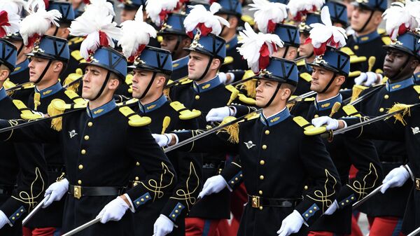 Ученики  cпециальноц военной школы Сен-Сира принимают участие в военном параде в честь Дня взятия Бастилии на Елисейских полях в Париже