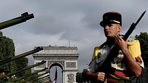 Французский солдат на военном параде по случаю Дня взятия Бастилии во Франции