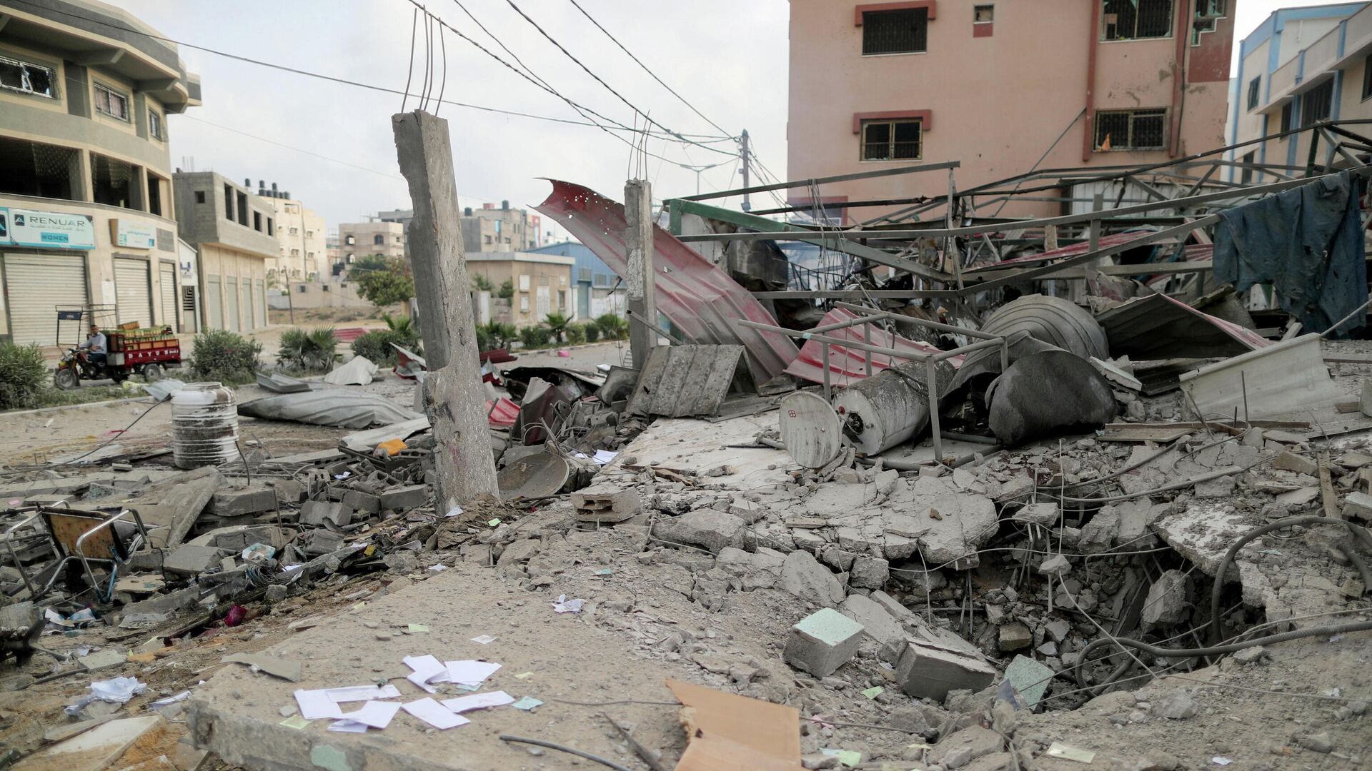 Руины в городе Газа по которому был произведен авиаудар израильской армией  - РИА Новости, 1920, 11.05.2021