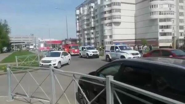 Экстренные службы у школы в Казани, где произошла стрельба. Кадр из видео очевидца