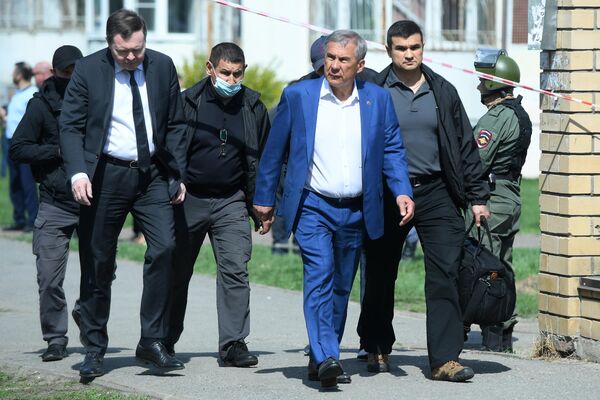 Президент Республики Татарстан Рустам Минниханов у школы в Казани, где произошла стрельба