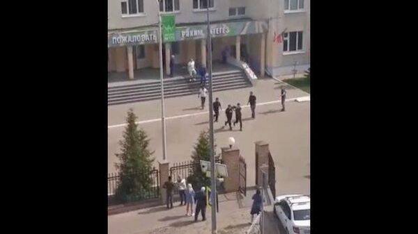 Кадры задержания подозреваемого у здания казанской школы