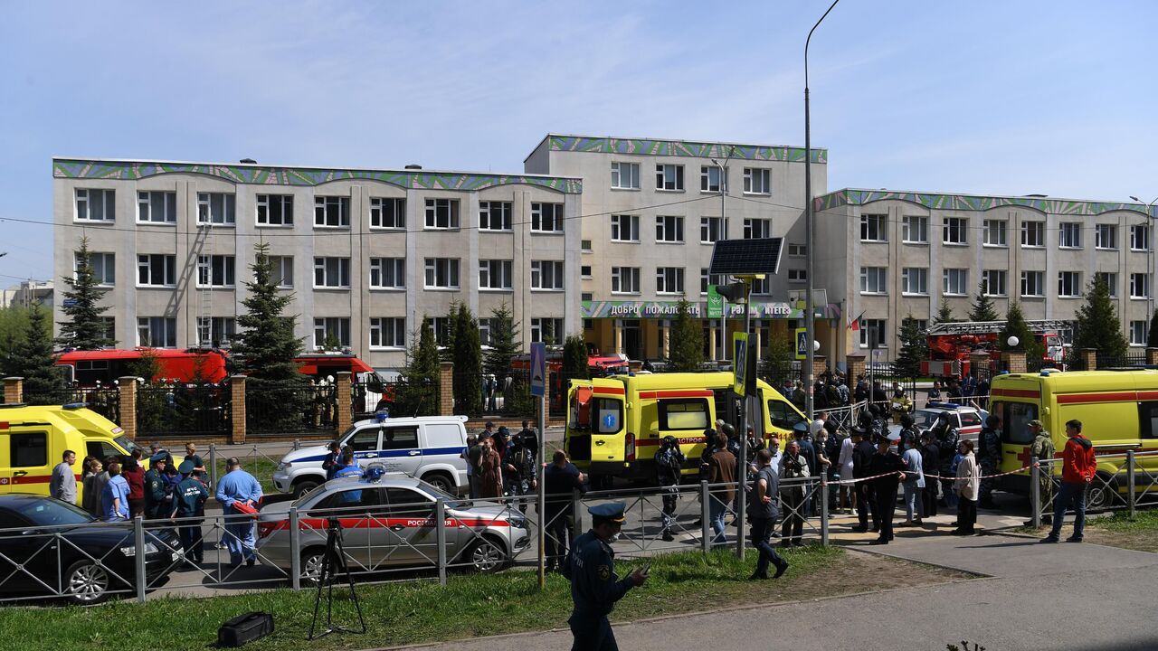 Опубликовано видео из казанской школы во время стрельбы - РИА Новости,  11.05.2021