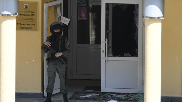 Сотрудник правоохранительных органов у школы в Казани, где произошла стрельба