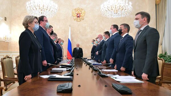 Председатель правительства РФ Михаил Мишустин с вице-премьерами РФ во время минуты молчания перед началом совещания