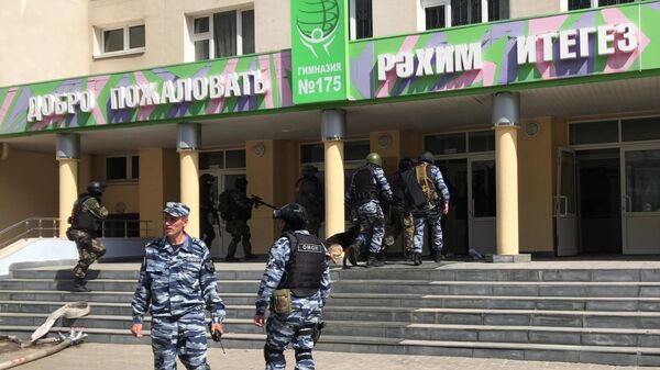 Сотрудники правоохранительных органов у школы в Казани, где произошла стрельба