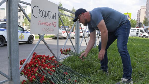 Цветы у школы в Казани, где произошла стрельба