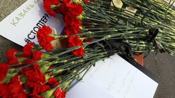 Книга соболезнований и цветы в память о жертвах трагедии в казанской школе у здания Полномочного представительства Республики Татарстан