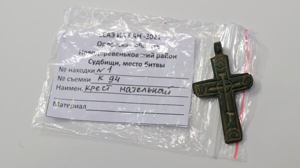 Нательный крест, обнаруженный археологами, на онлайн-конференции, посвященной обнаружению места Судбищенской битвы, в Международном мультимедийном пресс-центе МИА Россия сегодня в Москве